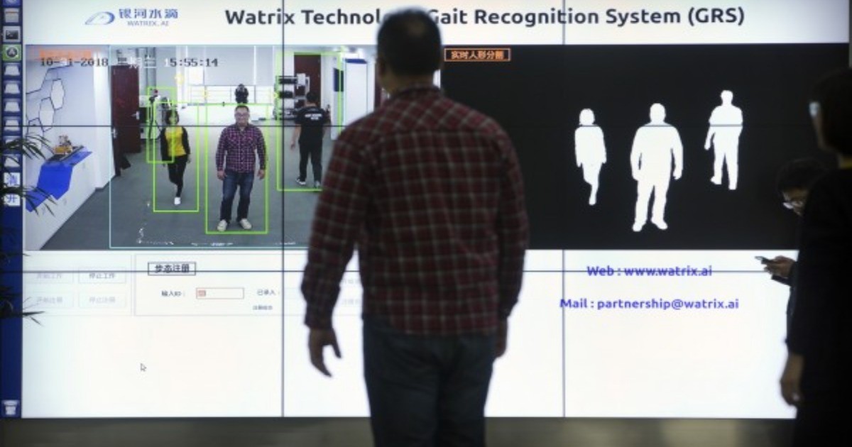 中國監控升級！架設「步態識別」 看走路方式就能找到你