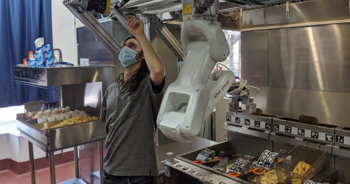 漢堡連鎖店導入機械手臂，以解決肺炎疫情與缺工的問題